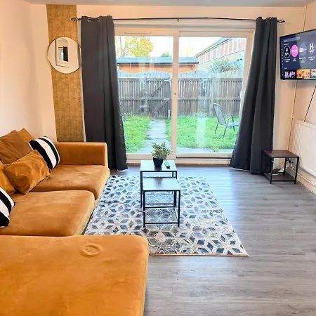 Holiday home Lovely 2 Bed Near Town Centre *