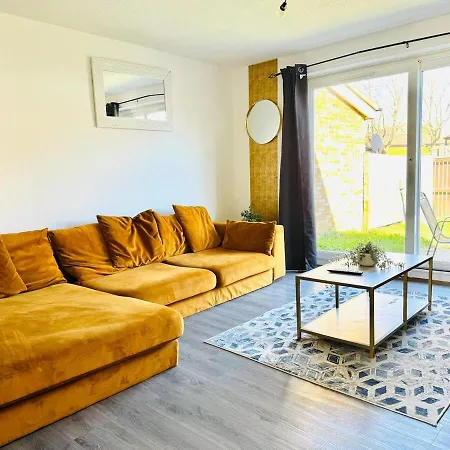 Lovely 2 Bed Near Town Centre