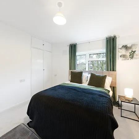 The Cobham Retreat - Hot Tub - Drive Parking Holiday home *