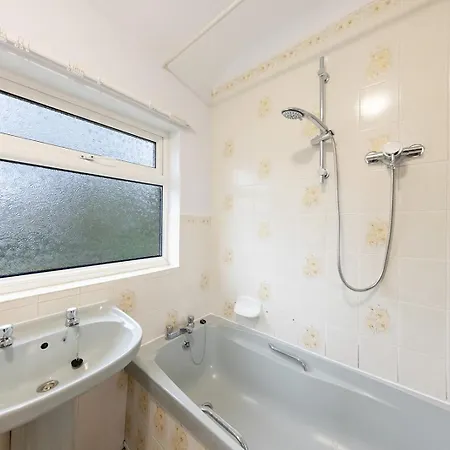 The Cobham Retreat - Hot Tub - Drive Parking Holiday home *