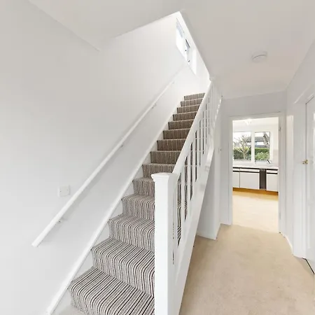 The Cobham Retreat - Hot Tub - Drive Parking Holiday home
