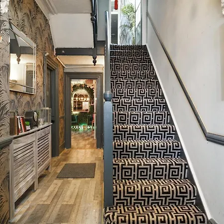 Lush Boutique 4*
