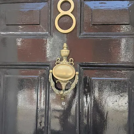 Number 8 Hotel *