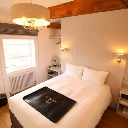 Number 8 Hotel *