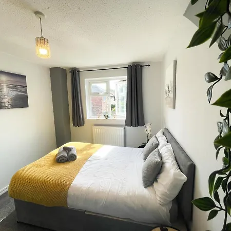 Modern 6 Bedroom House With Hot Tub Canterbury