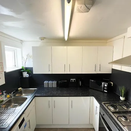 Modern 6 Bedroom House With Hot Tub Canterbury
