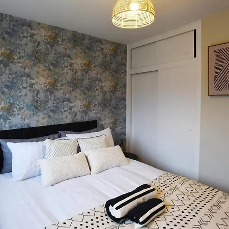 Westgate House - 5 Bedroom Newly Renovated House With Hot Tub & Private Parking *