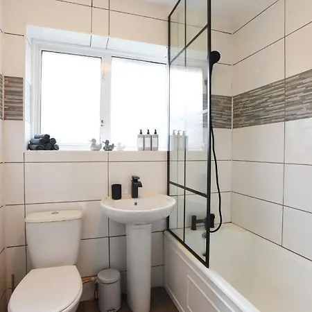Westgate House - 5 Bedroom Newly Renovated House With Hot Tub & Private Parking Apartment *