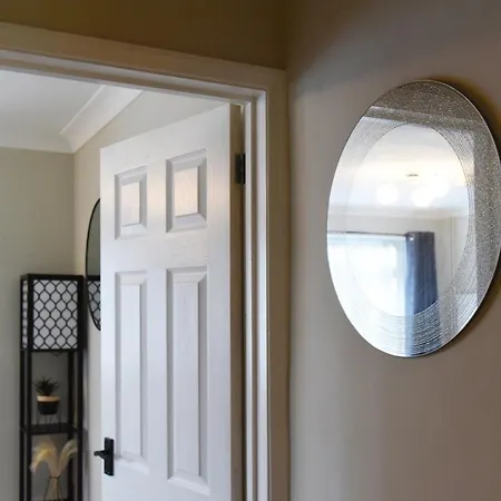 Apartment Westgate House - 5 Bedroom Newly Renovated House With Hot Tub & Private Parking *