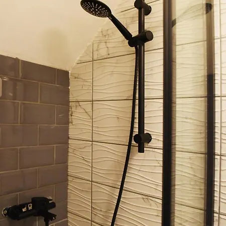 Apartment Westgate House - 5 Bedroom Newly Renovated House With Hot Tub & Private Parking Canterbury
