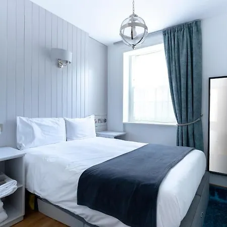 Hotel Number 8 *