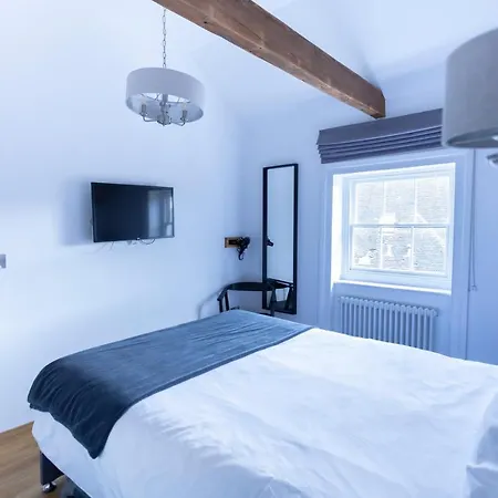 Number 8 Hotel *