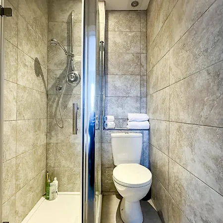 Stylish & Spacious Centre 3-bedroom Townhouse - Sleeps 6