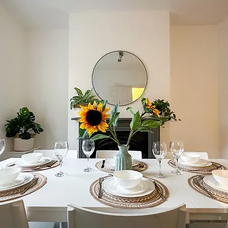 Stylish & Spacious Centre 3-bedroom Townhouse - Sleeps 6 Hébergement de vacances
