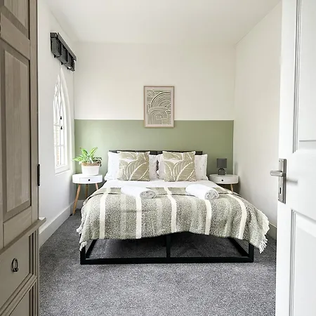 Stylish & Spacious Centre 3-bedroom Townhouse - Sleeps 6 Hébergement de vacances *