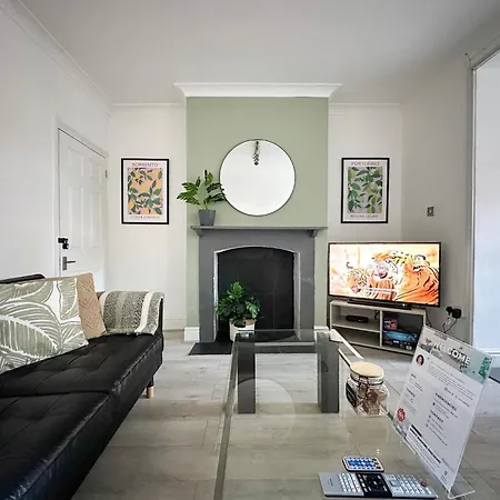 Stylish & Spacious Centre 3-bedroom Townhouse - Sleeps 6 Hébergement de vacances Cantorbéry