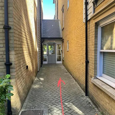 Centrally Located A From - Free Parking Appartement *