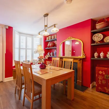 Centre Luxury House - Garden Oasis, Kingsize Beds Hébergement de vacances *