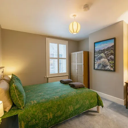 Centre Luxury House - Garden Oasis, Kingsize Beds *