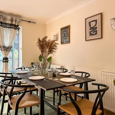 New Riverside Spacious 3 Bedroom With Garden & 2 Car Private Parking Holiday home