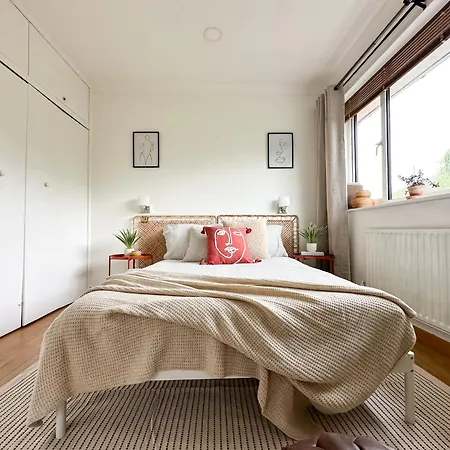 New Riverside Spacious 3 Bedroom With Garden & 2 Car Private Parking