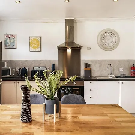 Apartment St Peters Centre Retreat With Parking *