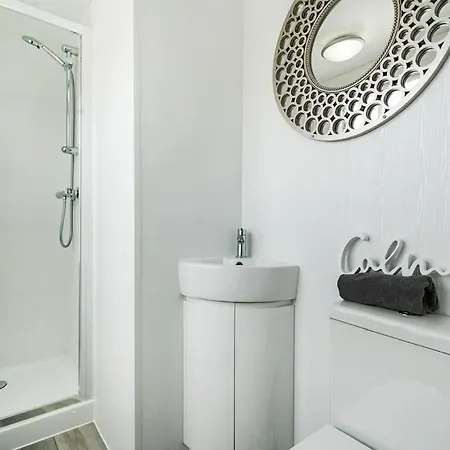 Apartment St Peters Centre Retreat With Parking Canterbury