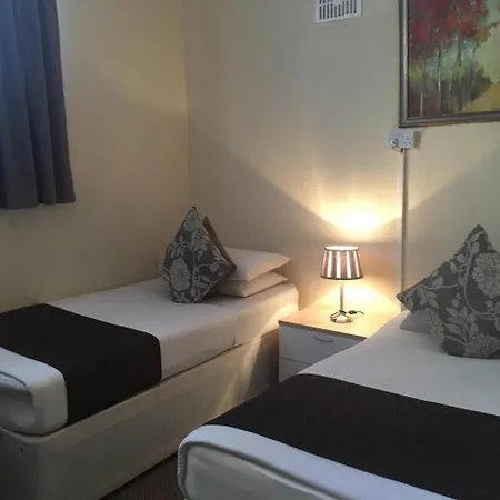 Kipps Backpackers Hostel *