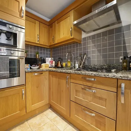 Apartment Super Funky Spire View - Free Gated Parking - Ultra Wifi *