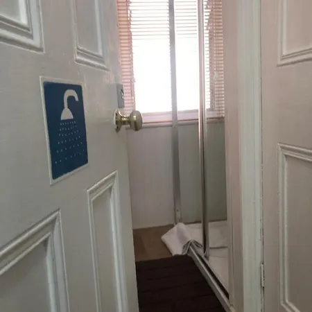 Kipps Backpackers Hostel *