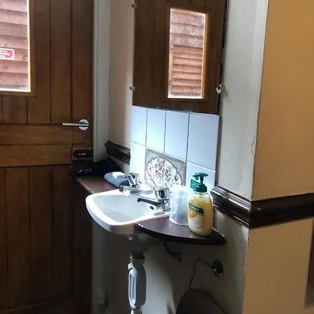 Kipps Backpackers Hostel *